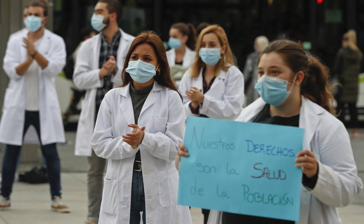 Unos médicoas residentes, en la concentración de este martes en la plaza del Ayuntamiento de Santander.