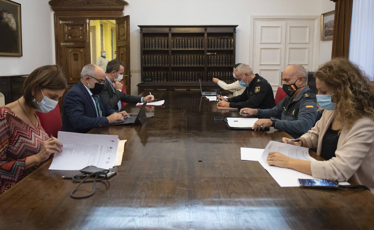 Imagen de la primera reunión del Centro de Coordinación Operativa, este martes.