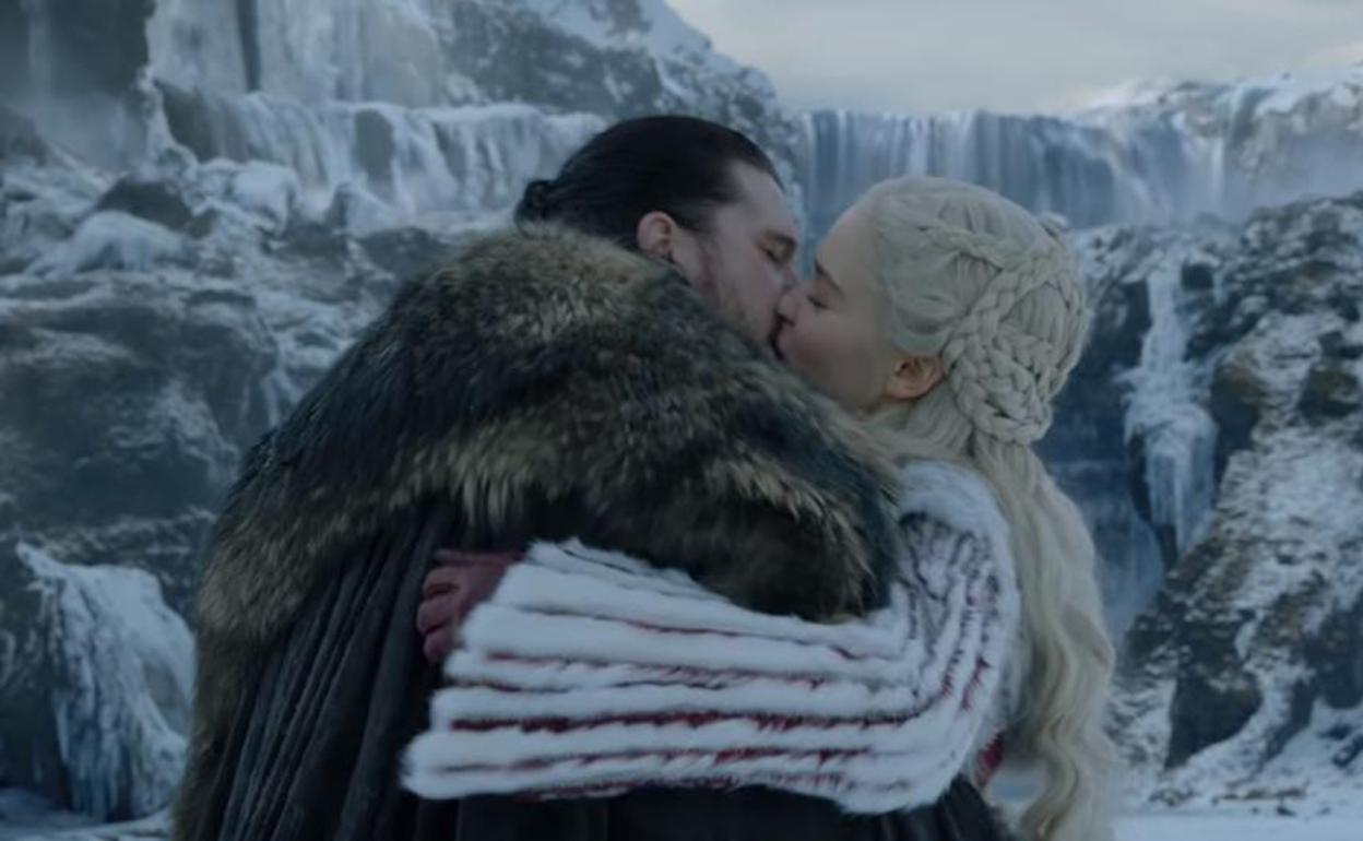 Apasionado beso de Jon Snow y Daenerys Targaryen en 'Juego de Tronos'.