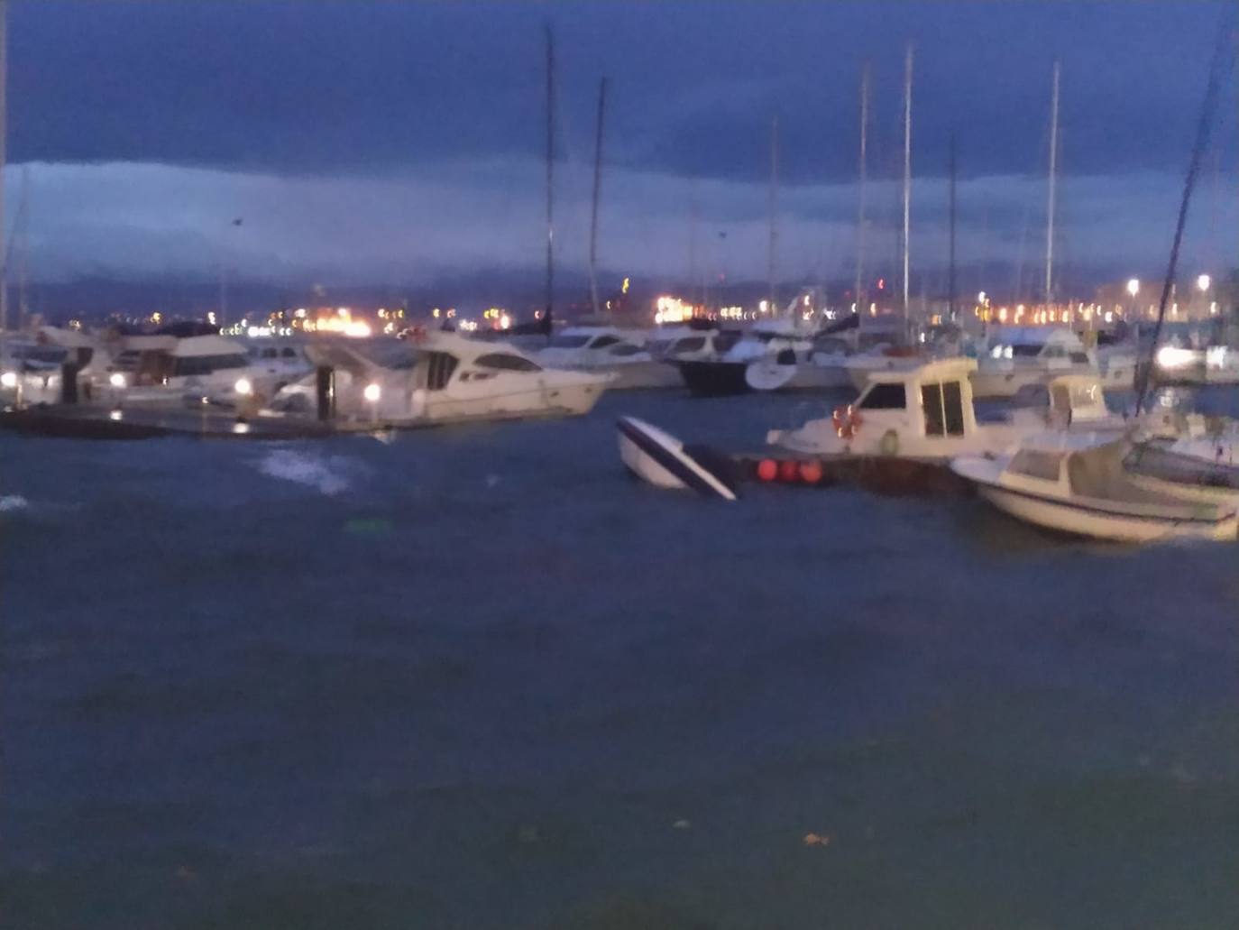 Imágenes tomadas al amanecer en la bahía de Santander, con el mar azotando Puertochico y las playas de El Sardinero, en calma chicha.