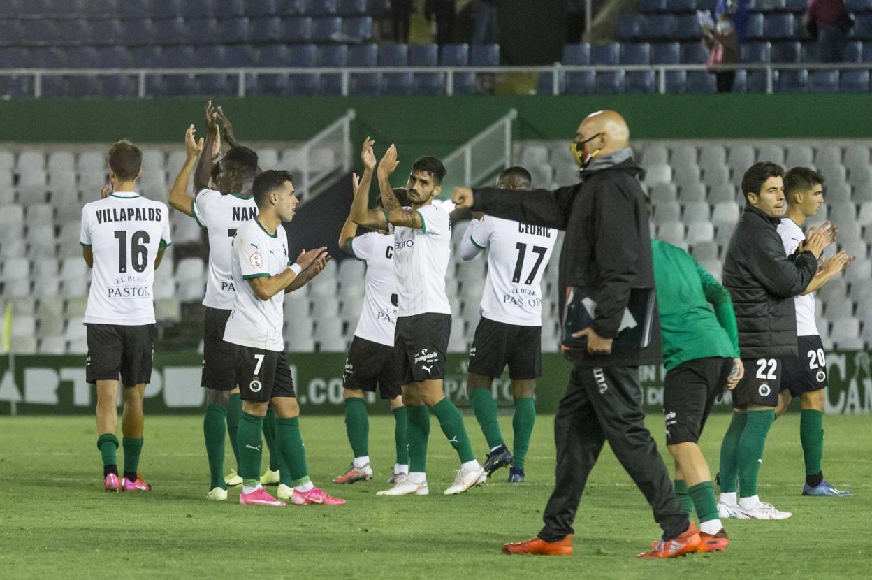 Los jugadores del Racing aplauden a los aficionados que se acercaron a los Campos de Sport para presenciar el debut liguero del equipo ante el Portugalete el domingo. 