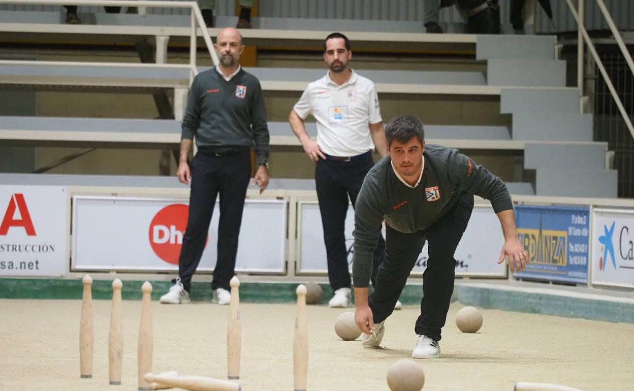 Carlos Gandarillas birla ante la mirada de Rubén Rodríguez y Gabi Cagigas. 