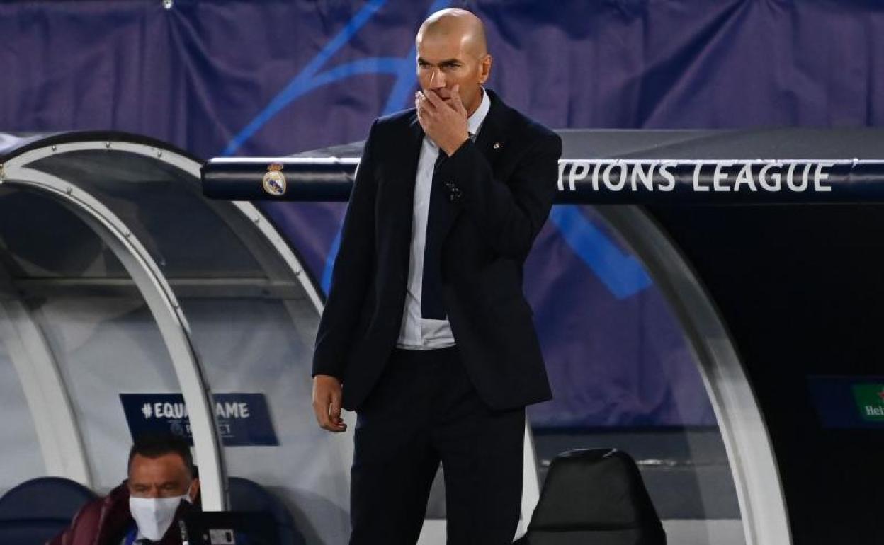 Zidane, con gesto de preocupación durante el partido ante el Shakhtar. 