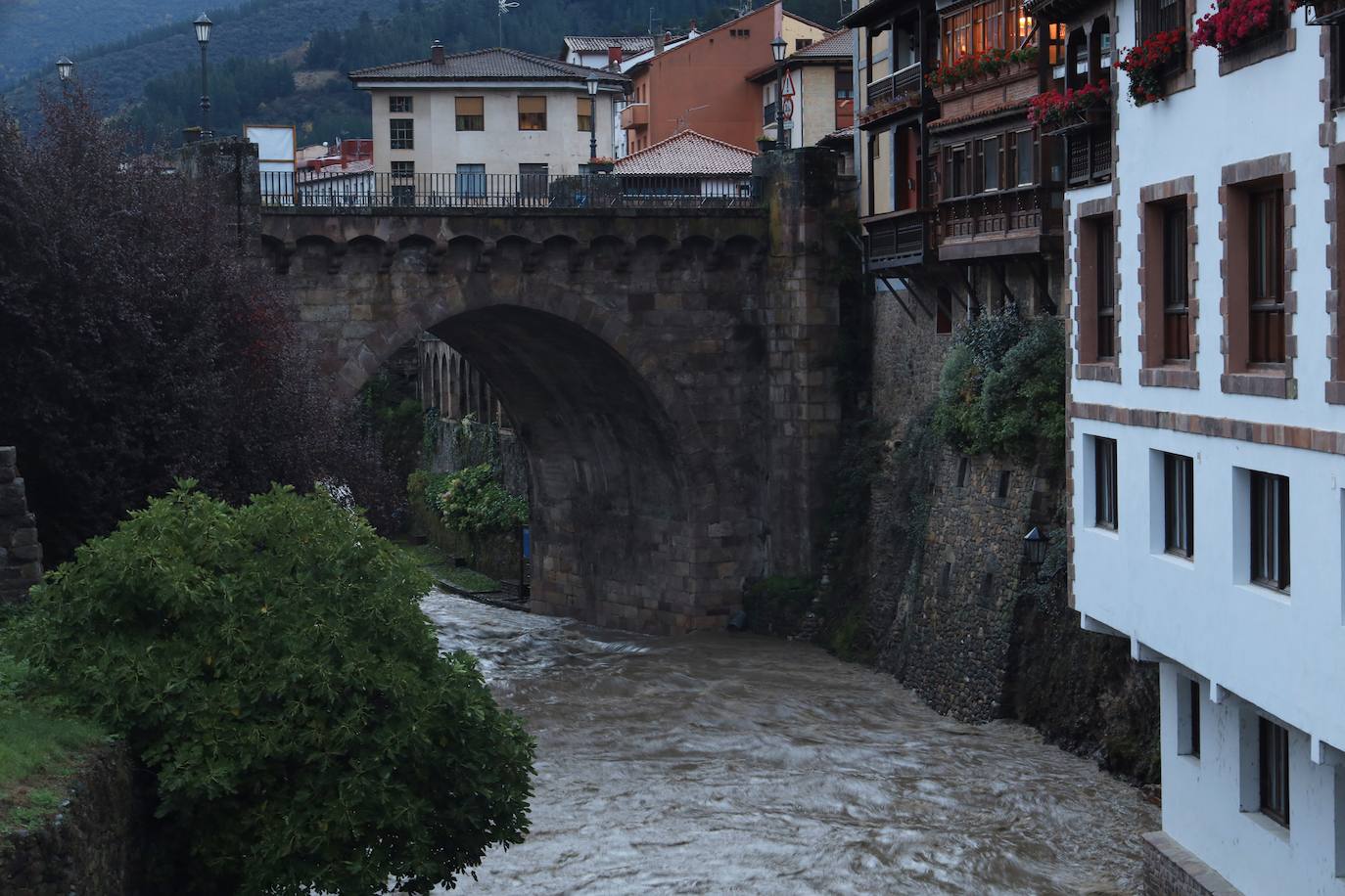 Fotos: Desbordamiento de los ríos Deva y Quiviesa en Liébana