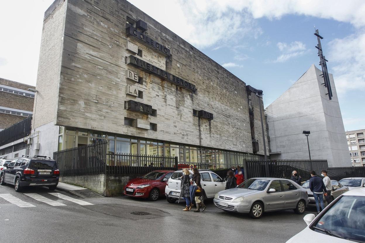 Exterior del colegio La Paz, en Torrelavega, donde se aplican medidas preventivas contra el covid. luis palomeque