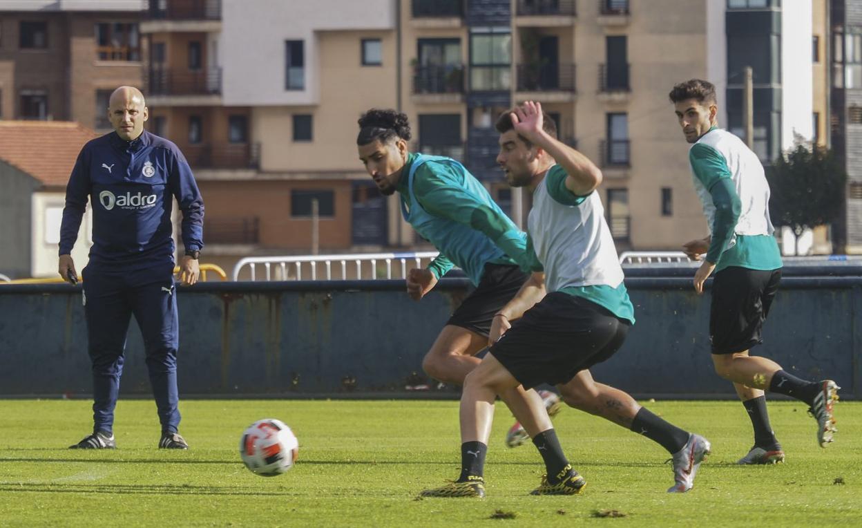 Javi Rozada observa atentamente a los delanteros Jon Ander y Balboa, y al central Óscar Gil, durante el entrenamiento matinal de este miércoles en La Albericia. 