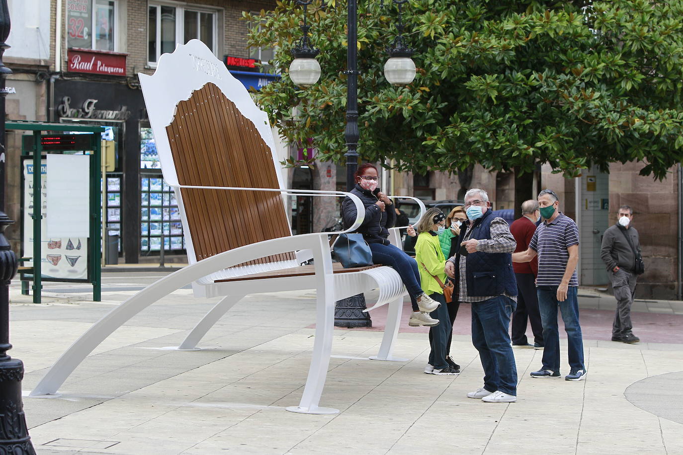 Este viernes, al fin, los torrelaveguenses estrenan el banco gigante que se ha instalado en el Bulevar Demetrio Herrero, una obra que busca que los ciudadanos y turistas acudan a hacerse fotos para que las publiquen en sus redes sociales y promocionar, así, la ciudad.