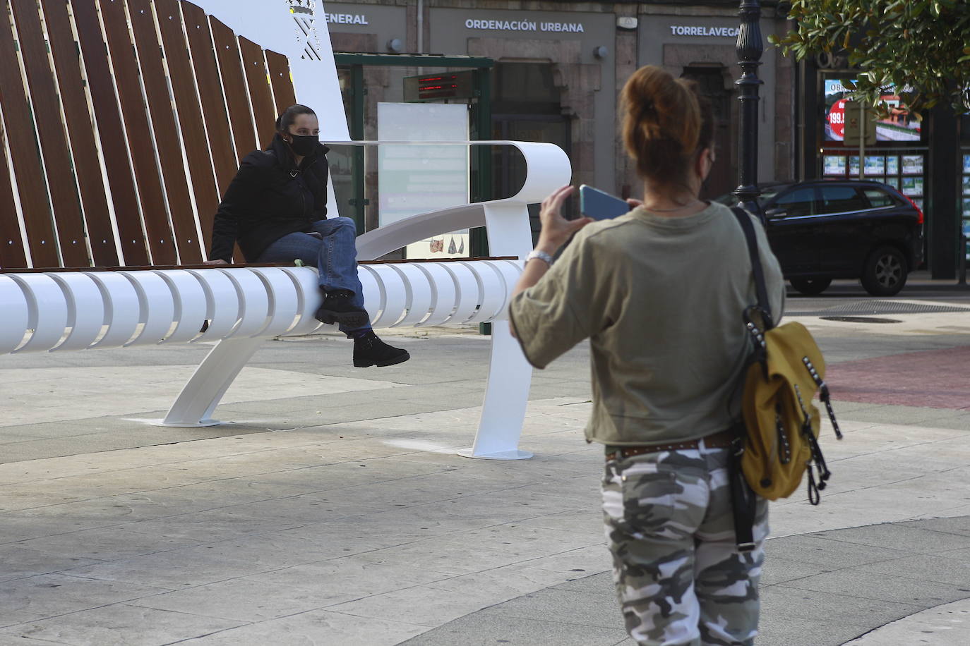 Este viernes, al fin, los torrelaveguenses estrenan el banco gigante que se ha instalado en el Bulevar Demetrio Herrero, una obra que busca que los ciudadanos y turistas acudan a hacerse fotos para que las publiquen en sus redes sociales y promocionar, así, la ciudad.