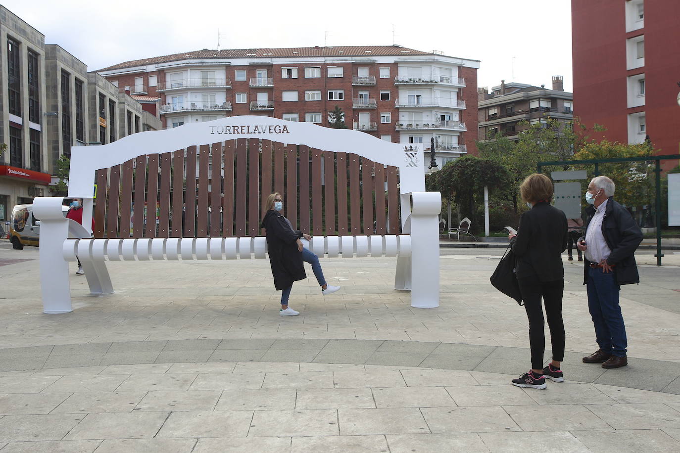 Este viernes, al fin, los torrelaveguenses estrenan el banco gigante que se ha instalado en el Bulevar Demetrio Herrero, una obra que busca que los ciudadanos y turistas acudan a hacerse fotos para que las publiquen en sus redes sociales y promocionar, así, la ciudad.