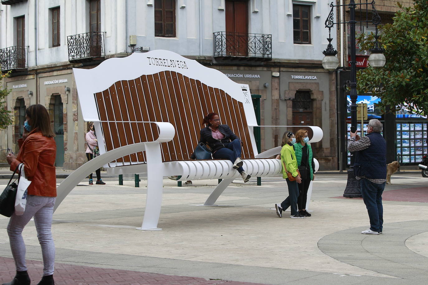 Este viernes, al fin, los torrelaveguenses estrenan el banco gigante que se ha instalado en el Bulevar Demetrio Herrero, una obra que busca que los ciudadanos y turistas acudan a hacerse fotos para que las publiquen en sus redes sociales y promocionar, así, la ciudad.