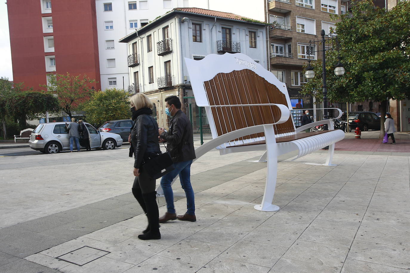 Este viernes, al fin, los torrelaveguenses estrenan el banco gigante que se ha instalado en el Bulevar Demetrio Herrero, una obra que busca que los ciudadanos y turistas acudan a hacerse fotos para que las publiquen en sus redes sociales y promocionar, así, la ciudad.