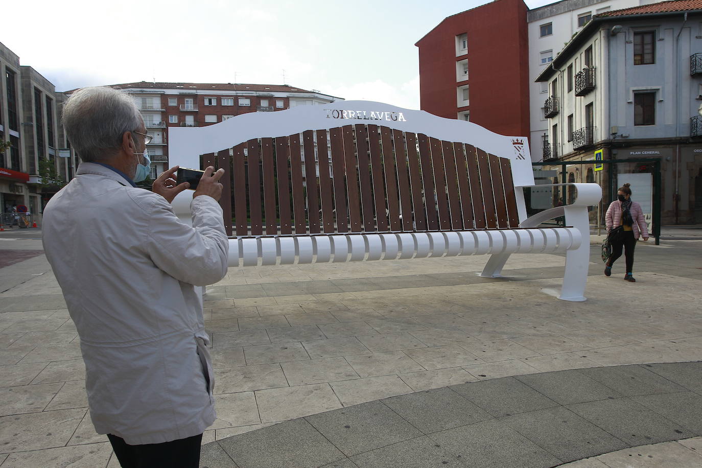 Este viernes, al fin, los torrelaveguenses estrenan el banco gigante que se ha instalado en el Bulevar Demetrio Herrero, una obra que busca que los ciudadanos y turistas acudan a hacerse fotos para que las publiquen en sus redes sociales y promocionar, así, la ciudad.