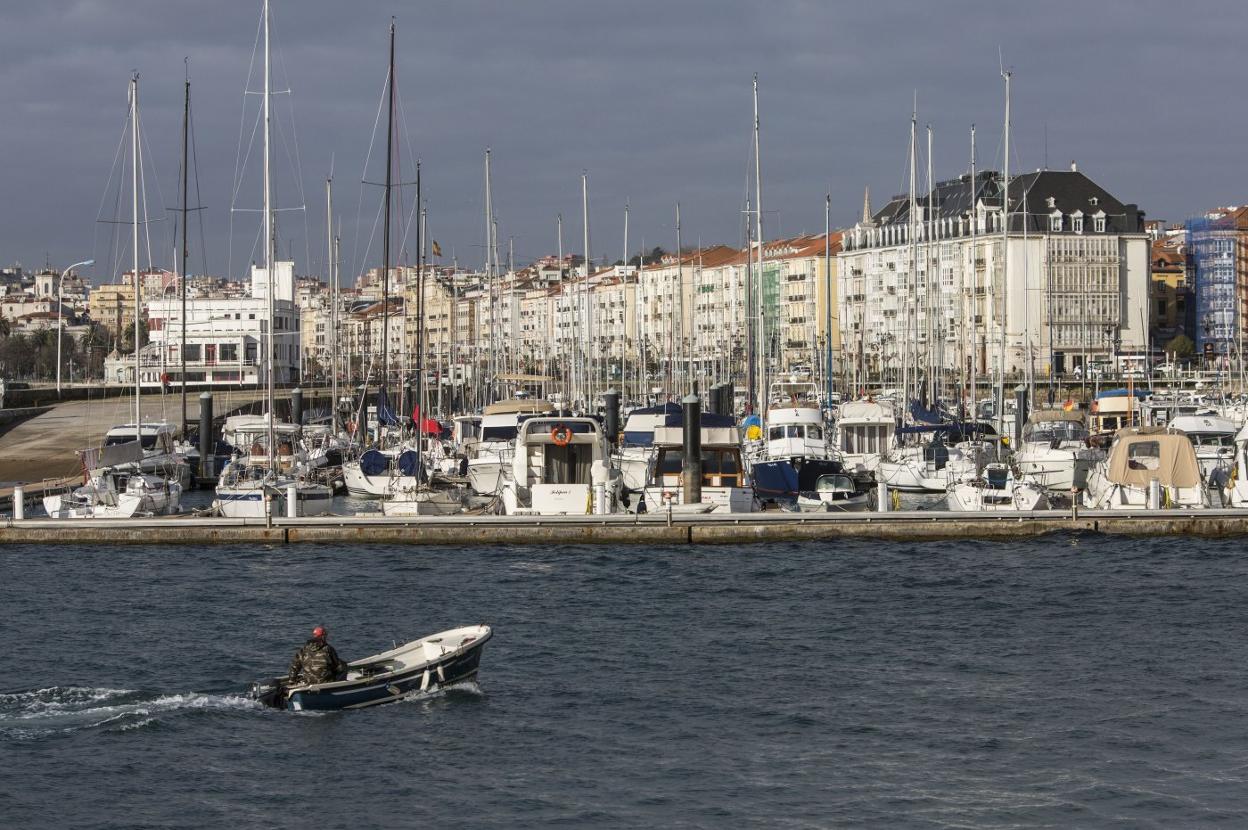 El actual rompeolas, de hormigón, está sujeto a los pantalanes del Club Marítimo debido a su mal estado. 