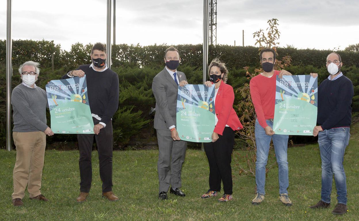 El consejero Guillermo Blanco y la alcaldesa Esther Bolado sostienen el cartel de la feria. Les acompañan Fernando Mier, Héctor Lavín, Jorge Mariscal e Iñigo Gómez. 