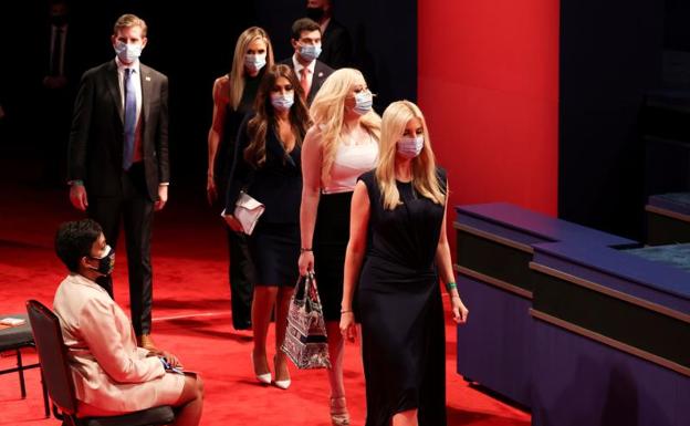 Imagen principal - 1. Los hijos de Trump llegan al debate. / 2. Jill Biden, esposa del candidato demócrata, junto a la nieta de ambos. / 3. Melania Trump pasa ante Jill Biden.