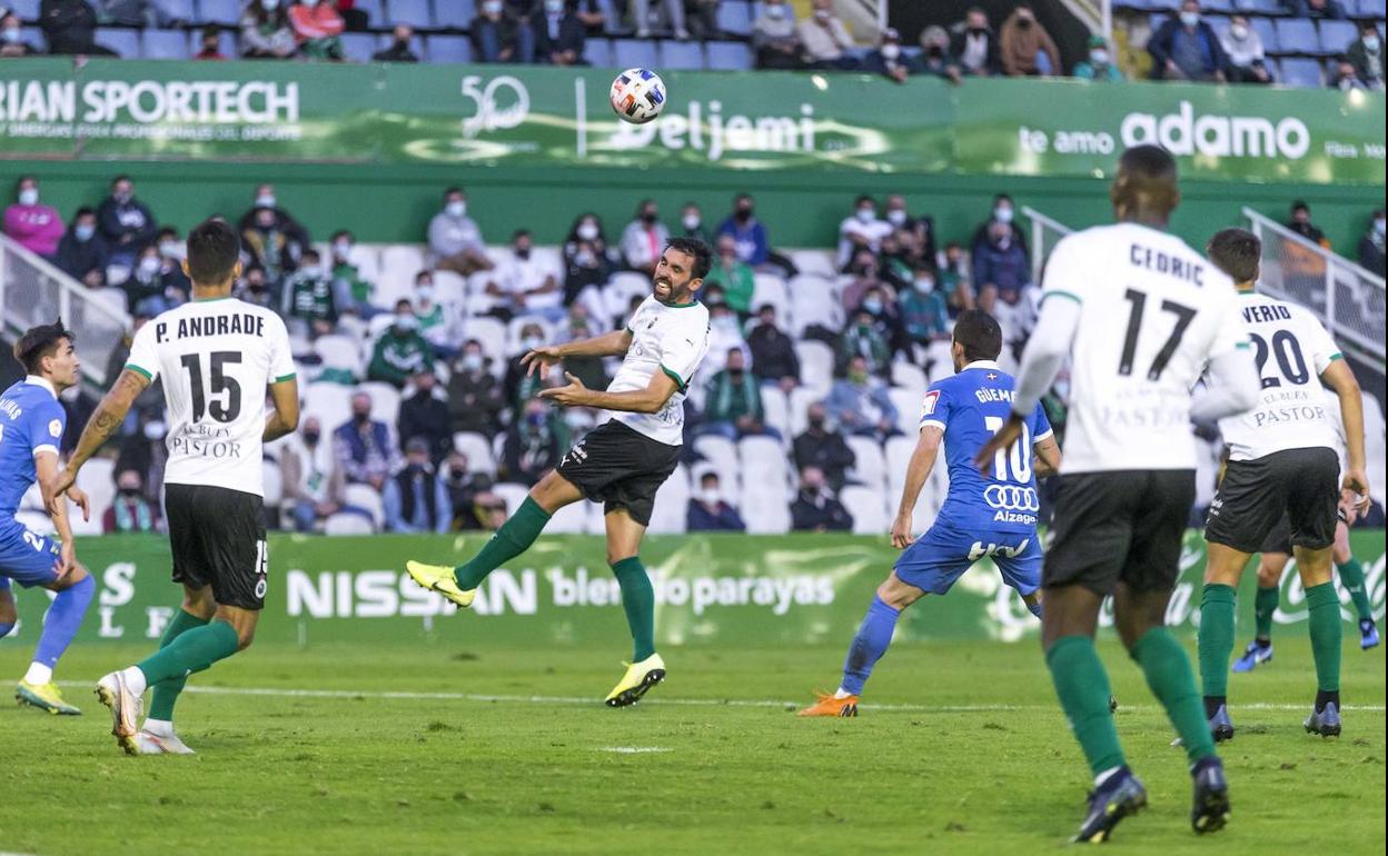 Figueras remata el balón en el partido frente al Potugalete con el que empezó la Liga.