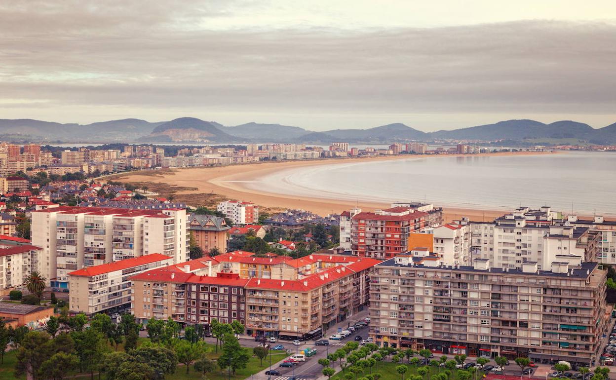 Vista general de Laredo con la playa de La Salvé al fondo. 