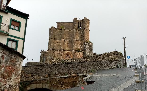 El corredor cultural pretende unir el puente semienterrado de 1881, las murallas medievales y Santa María. 