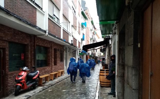 Un grupo de turistas en pleno casco antiguo castreño.