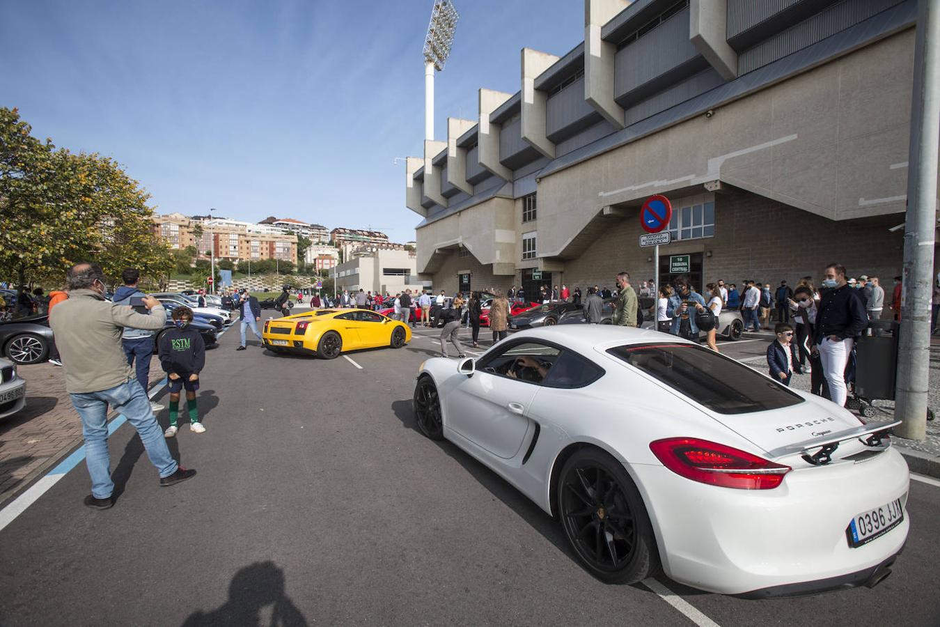 Superdeportivos como Ferraris, Porsches y Lamborghinis recorrieron ayer las principales calles de Santander, desde La Marga hasta el Sardinero. Aunque la intención de la organización era concentrarse en una exhibición, ante el aumento de contagios por covid en las últimas jornadas prefirieron suspenderlo y disolverse tras finalizar el recorrido.