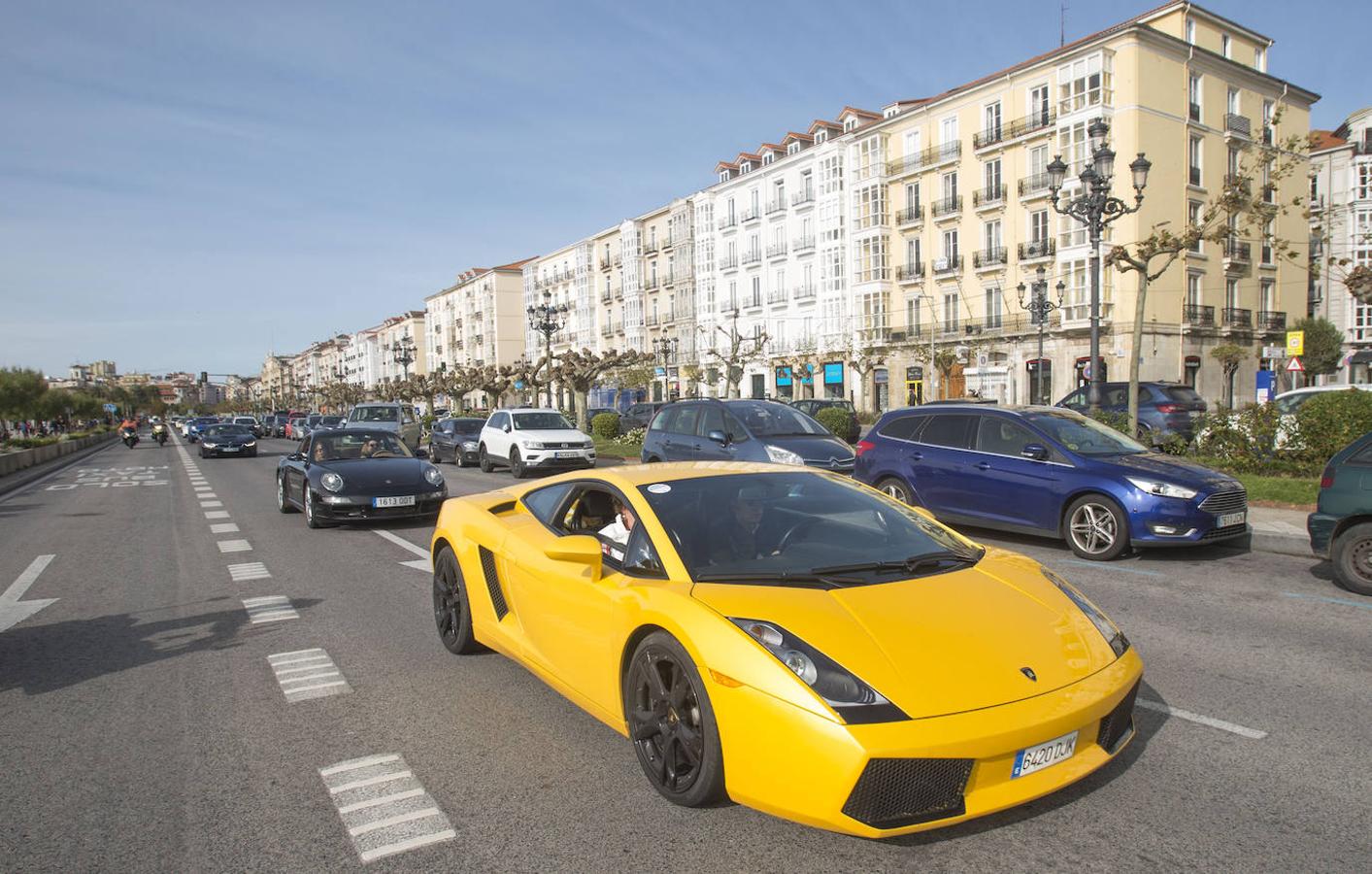 Superdeportivos como Ferraris, Porsches y Lamborghinis recorrieron ayer las principales calles de Santander, desde La Marga hasta el Sardinero. Aunque la intención de la organización era concentrarse en una exhibición, ante el aumento de contagios por covid en las últimas jornadas prefirieron suspenderlo y disolverse tras finalizar el recorrido.