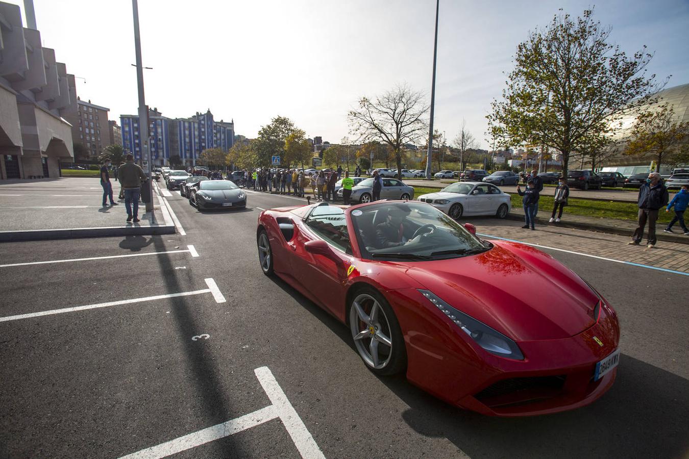 Superdeportivos como Ferraris, Porsches y Lamborghinis recorrieron ayer las principales calles de Santander, desde La Marga hasta el Sardinero. Aunque la intención de la organización era concentrarse en una exhibición, ante el aumento de contagios por covid en las últimas jornadas prefirieron suspenderlo y disolverse tras finalizar el recorrido.