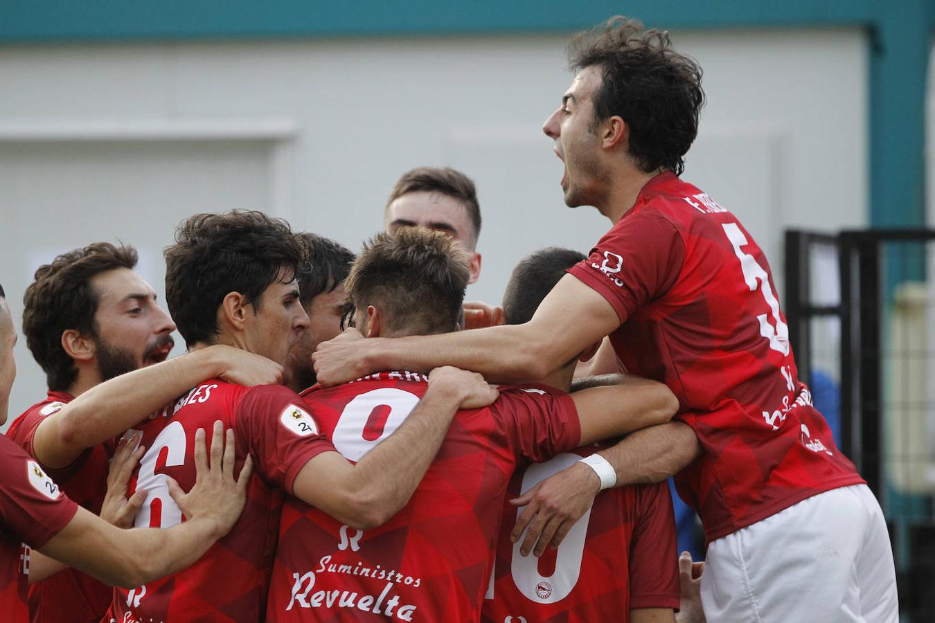 El equipo pejino ganó ante sus aficionados en el regreso del fútbol de Segunda B a los canpos de San Lorenzo