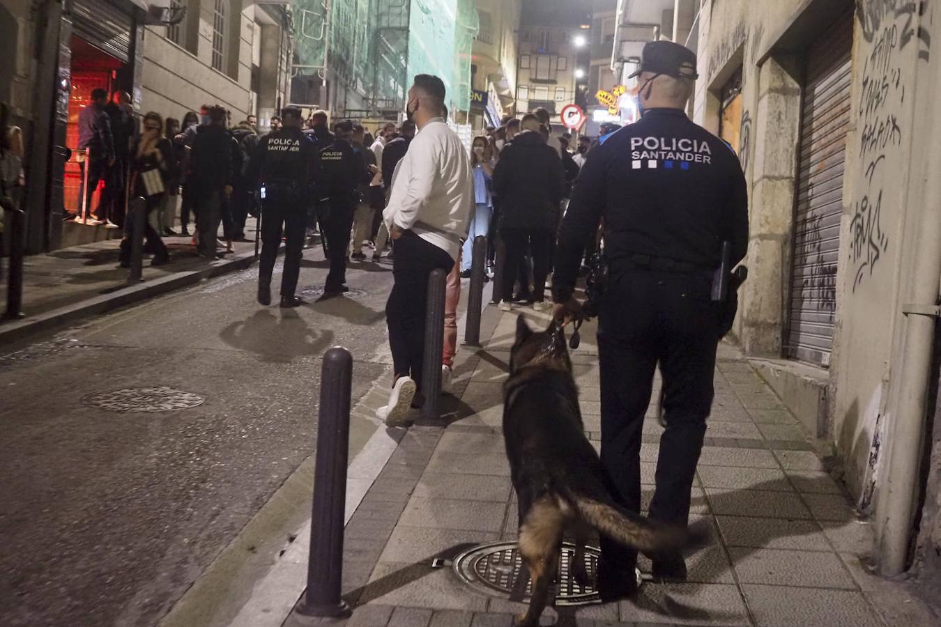 La Sección de Horario Especial de la Policía Local de Santander denuncia botellones y evita aglomeraciones tras el cierre de bares