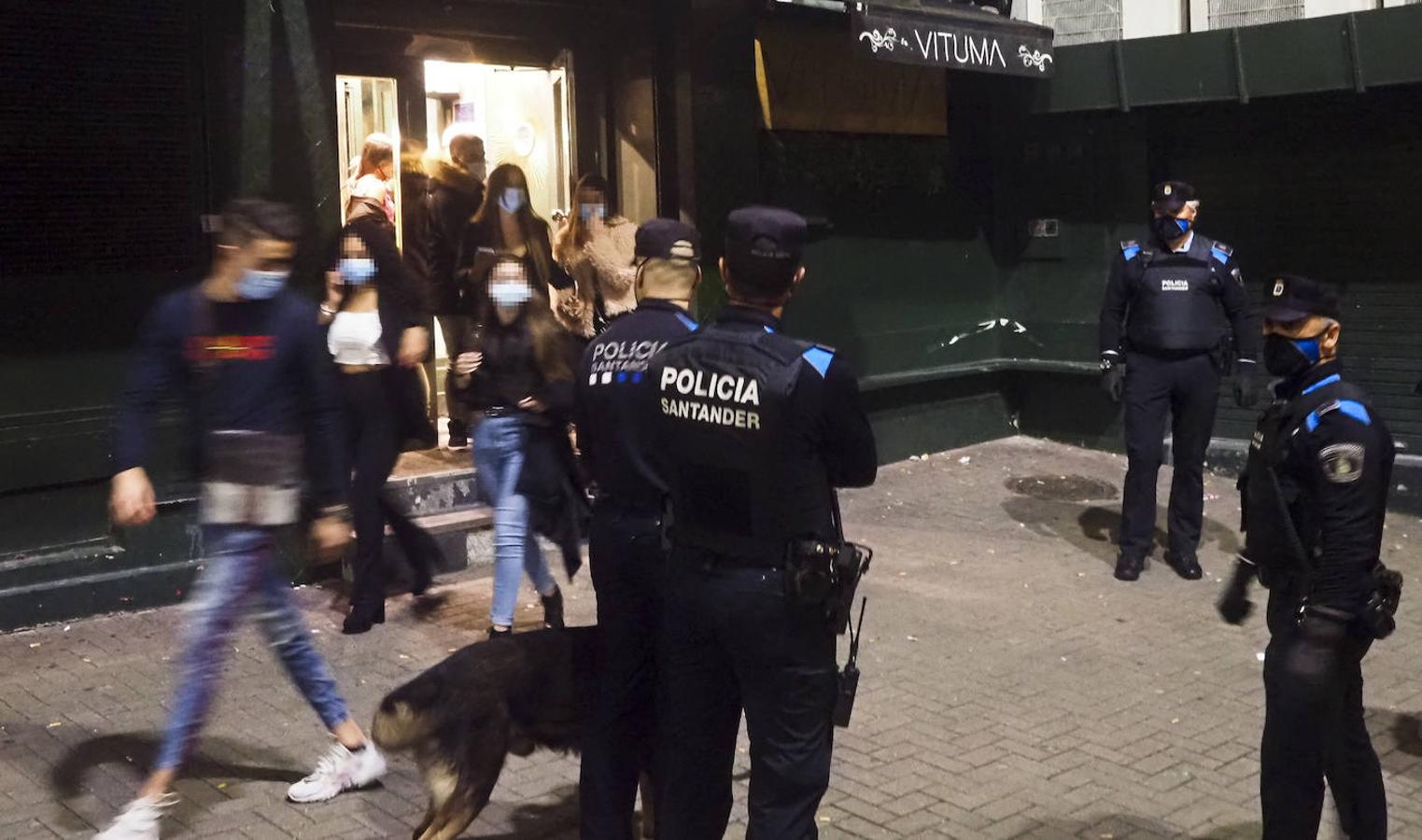 La Sección de Horario Especial de la Policía Local de Santander denuncia botellones y evita aglomeraciones tras el cierre de bares