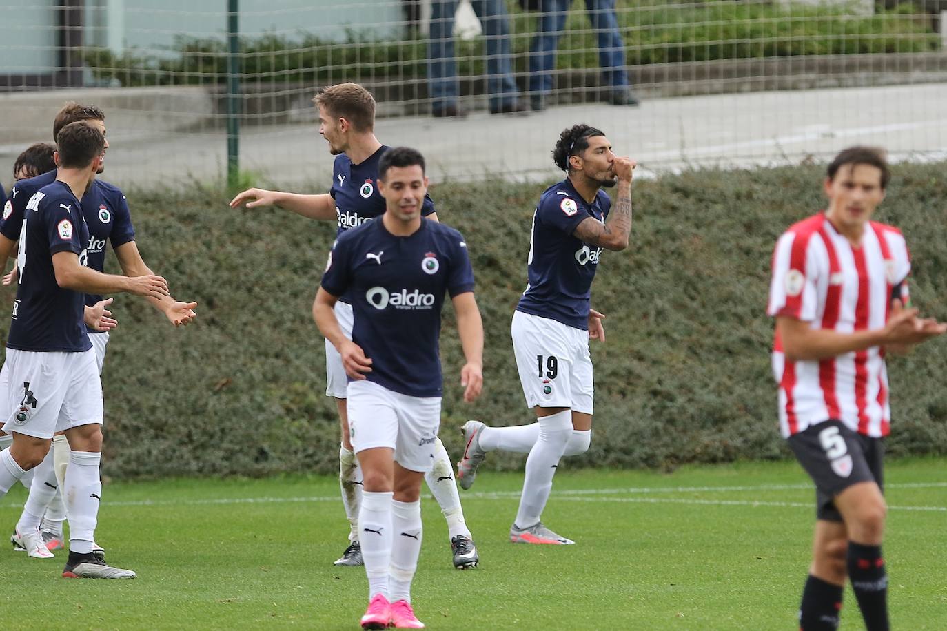 Un gol de Balboa, que acababa de entrar al campo, conduce al Racing a la primera victoria de la temporada.