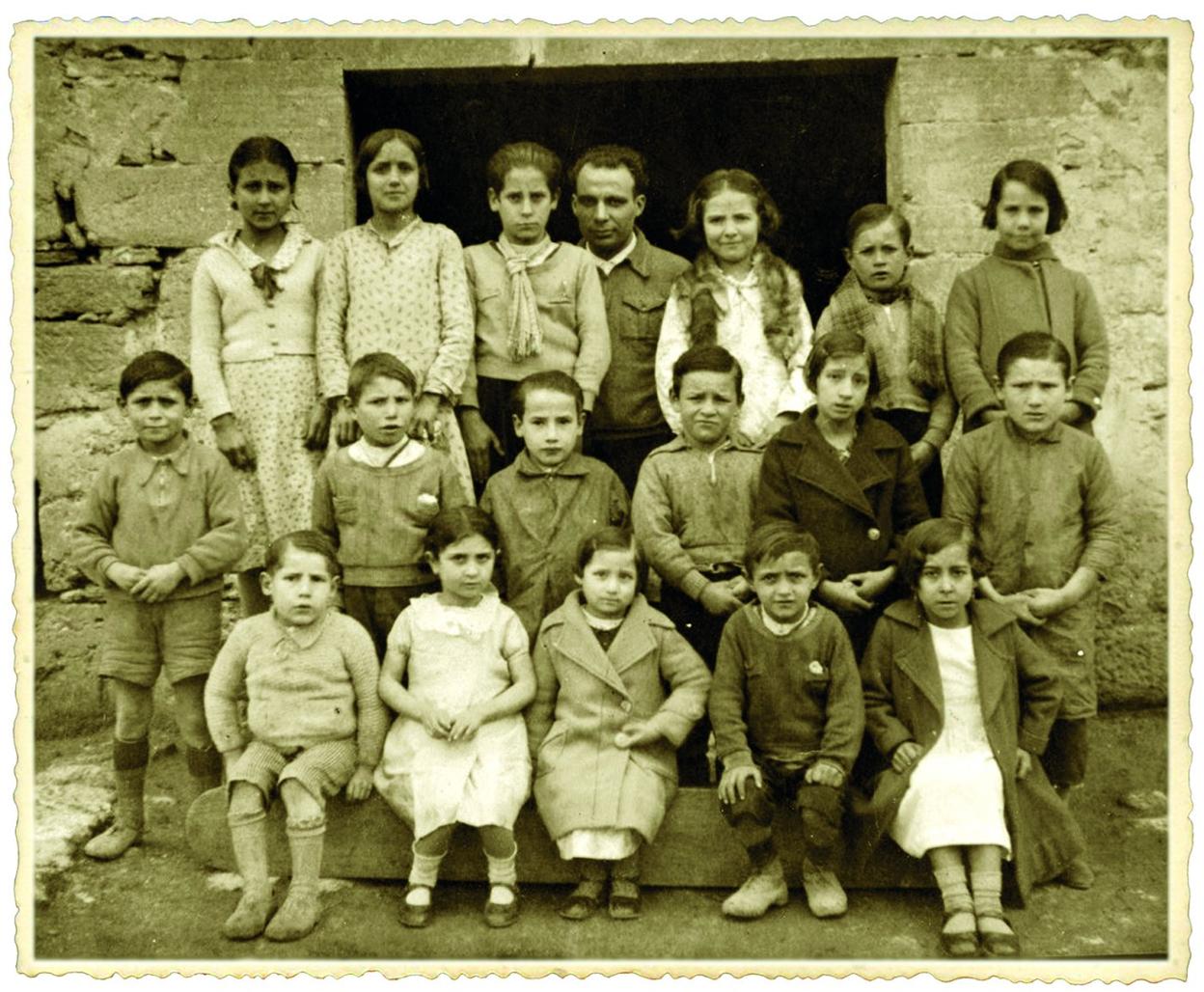 Los niños en la escuela del pueblecito burgalés de Bañuelos de Bureba. El retrato es la imagen que preside la portada de la obra de Abella. 