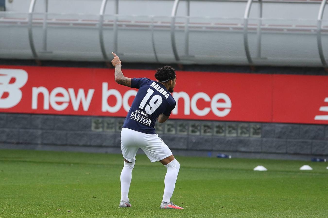 Un gol de Balboa, que acababa de entrar al campo, conduce al Racing a la primera victoria de la temporada.