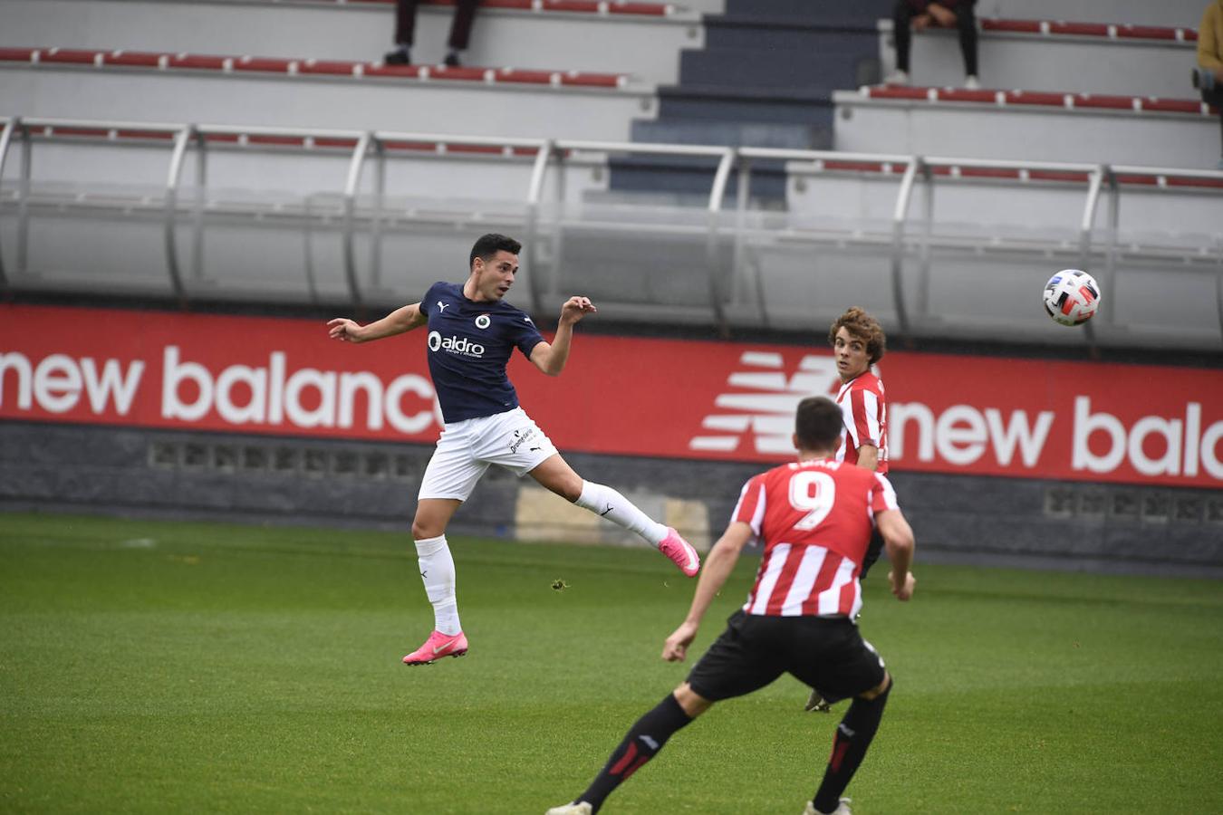 Un gol de Balboa, que acababa de entrar al campo, conduce al Racing a la primera victoria de la temporada.