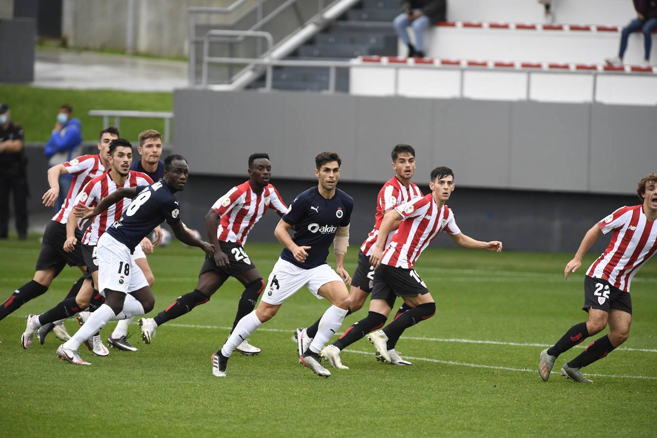 Un gol de Balboa, que acababa de entrar al campo, conduce al Racing a la primera victoria de la temporada.