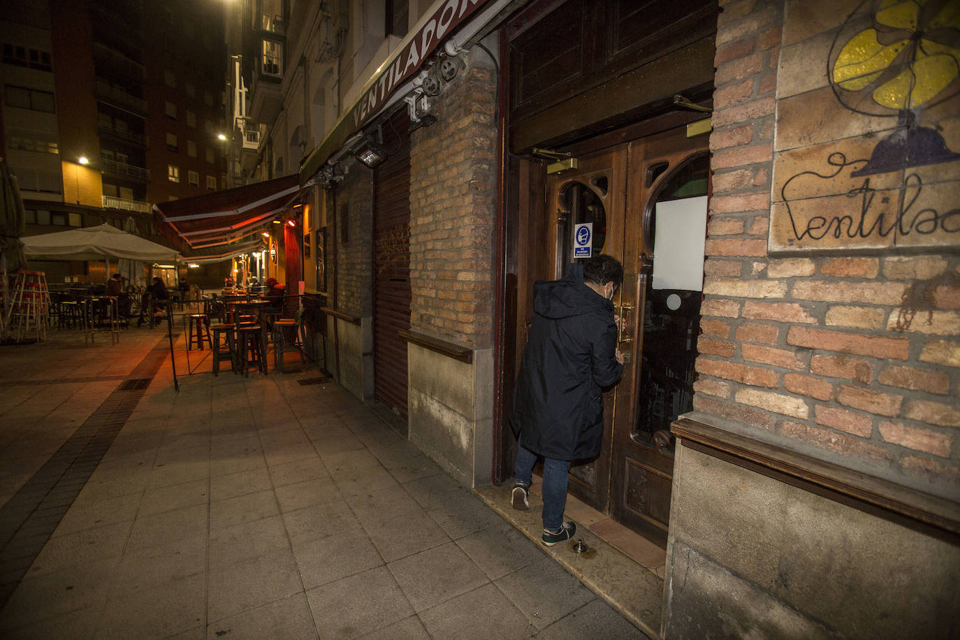 Bares cerrados, calles sin gente, sin coches siquiera... La ciudad se vacía en un domingo por la noche especialmente desierto por las nuevas restricciones y el estado de alarma.