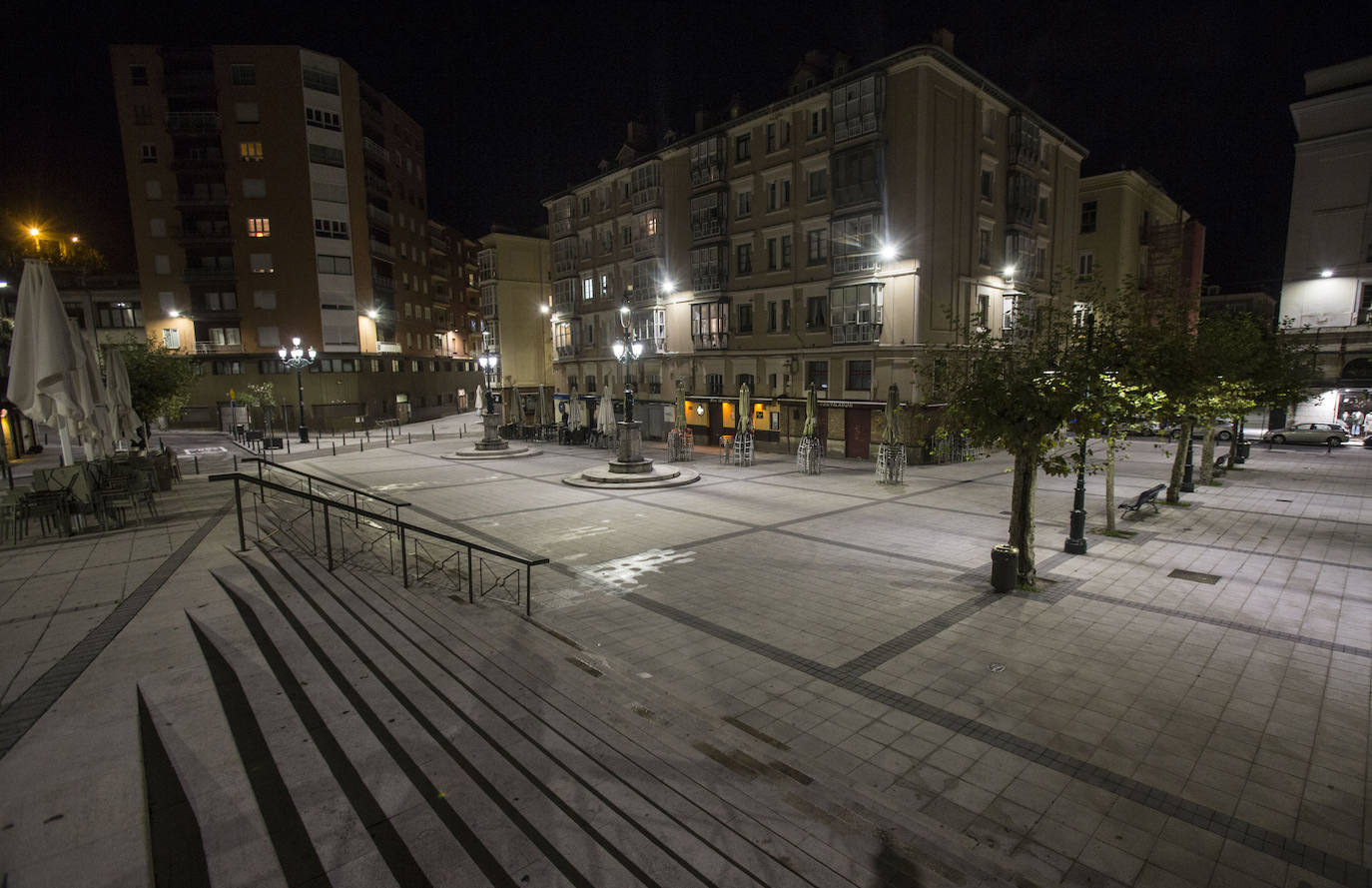 Bares cerrados, calles sin gente, sin coches siquiera... La ciudad se vacía en un domingo por la noche especialmente desierto por las nuevas restricciones y el estado de alarma.