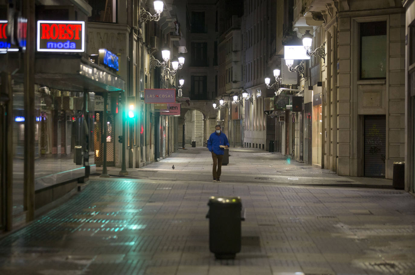 Bares cerrados, calles sin gente, sin coches siquiera... La ciudad se vacía en un domingo por la noche especialmente desierto por las nuevas restricciones y el estado de alarma.