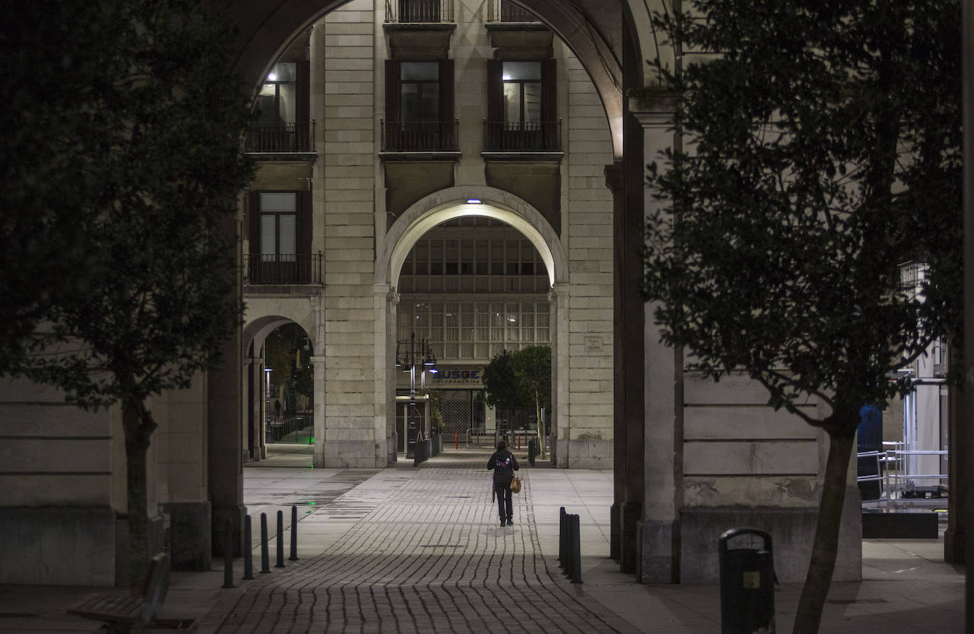 Bares cerrados, calles sin gente, sin coches siquiera... La ciudad se vacía en un domingo por la noche especialmente desierto por las nuevas restricciones y el estado de alarma.