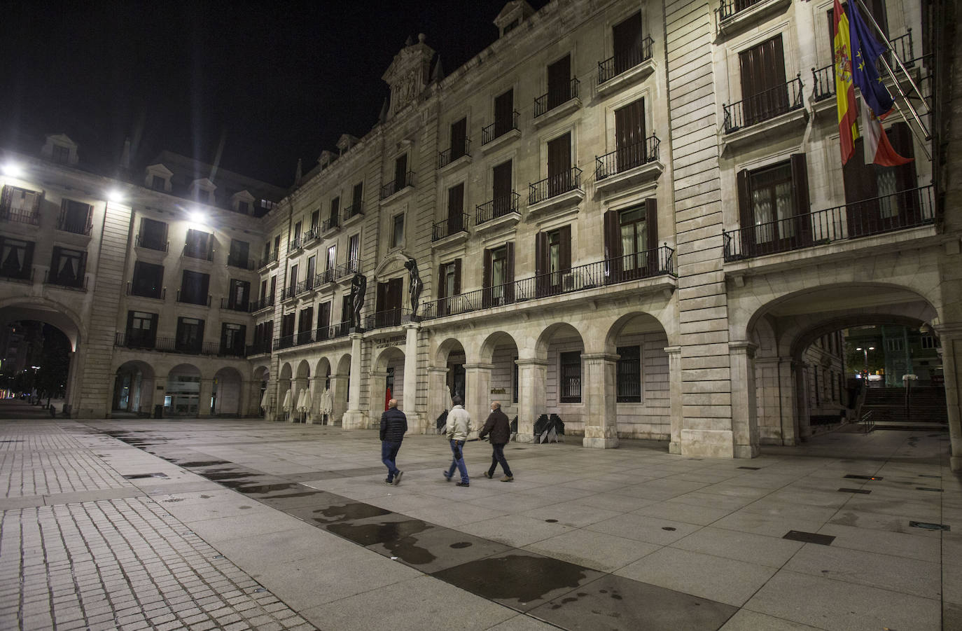 Bares cerrados, calles sin gente, sin coches siquiera... La ciudad se vacía en un domingo por la noche especialmente desierto por las nuevas restricciones y el estado de alarma.