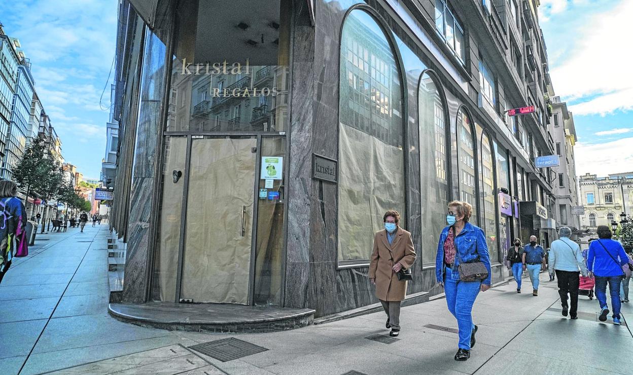 La tienda de regalos Kristal, en la calle Miguel Artigas esquina con Cervantes, cierra tras décadas ocupando dos plantas del edificio. 