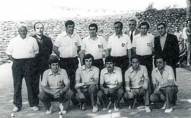 Inauguración de la bolera del Casino en 1975. Arriba, de izquierda a derecha: Adrián Solar, San Martín, Cudi, Franco, Lucas Bustamante, Leandro Turiel, González y Alfredo Díaz. Abajo: Leonardo, José Luis, José María Álvarez, Ahijado, Chele y José Luis Rodríguez.