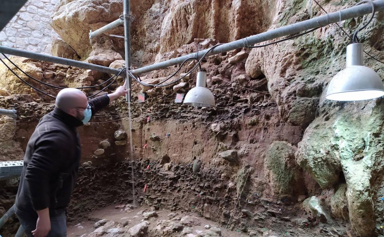 Juan Manuel Maíllo señala los niveles de transición del Paleolítico Superior al Medio. Ha retomado esta excavación como homenaje a su predecesora Victoria Cabrera.