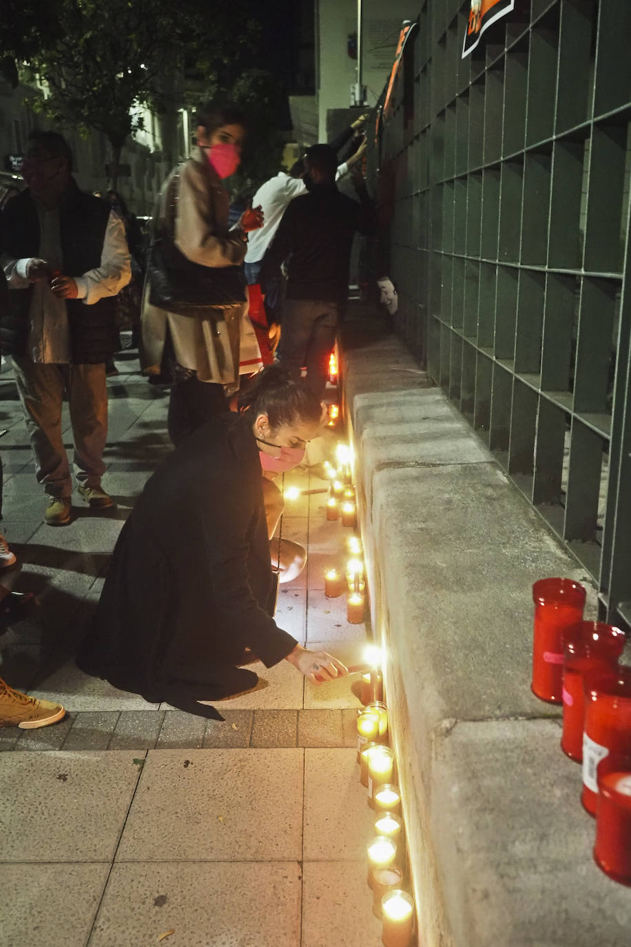 Decenas de trabajadores y empresarios de hostelería protestaron el sábado por la noche en la Plaza de Cañadío con carteles de 'se vende' y las linternas de sus móviles. También colocaron velas frente a la sede del Gobierno regional.