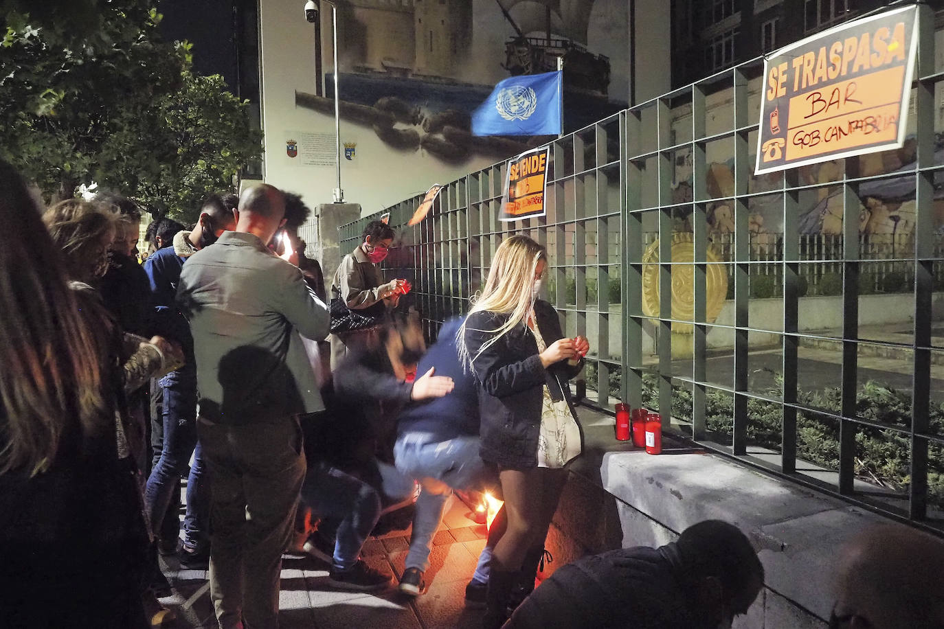 Decenas de trabajadores y empresarios de hostelería protestaron el sábado por la noche en la Plaza de Cañadío con carteles de 'se vende' y las linternas de sus móviles. También colocaron velas frente a la sede del Gobierno regional.