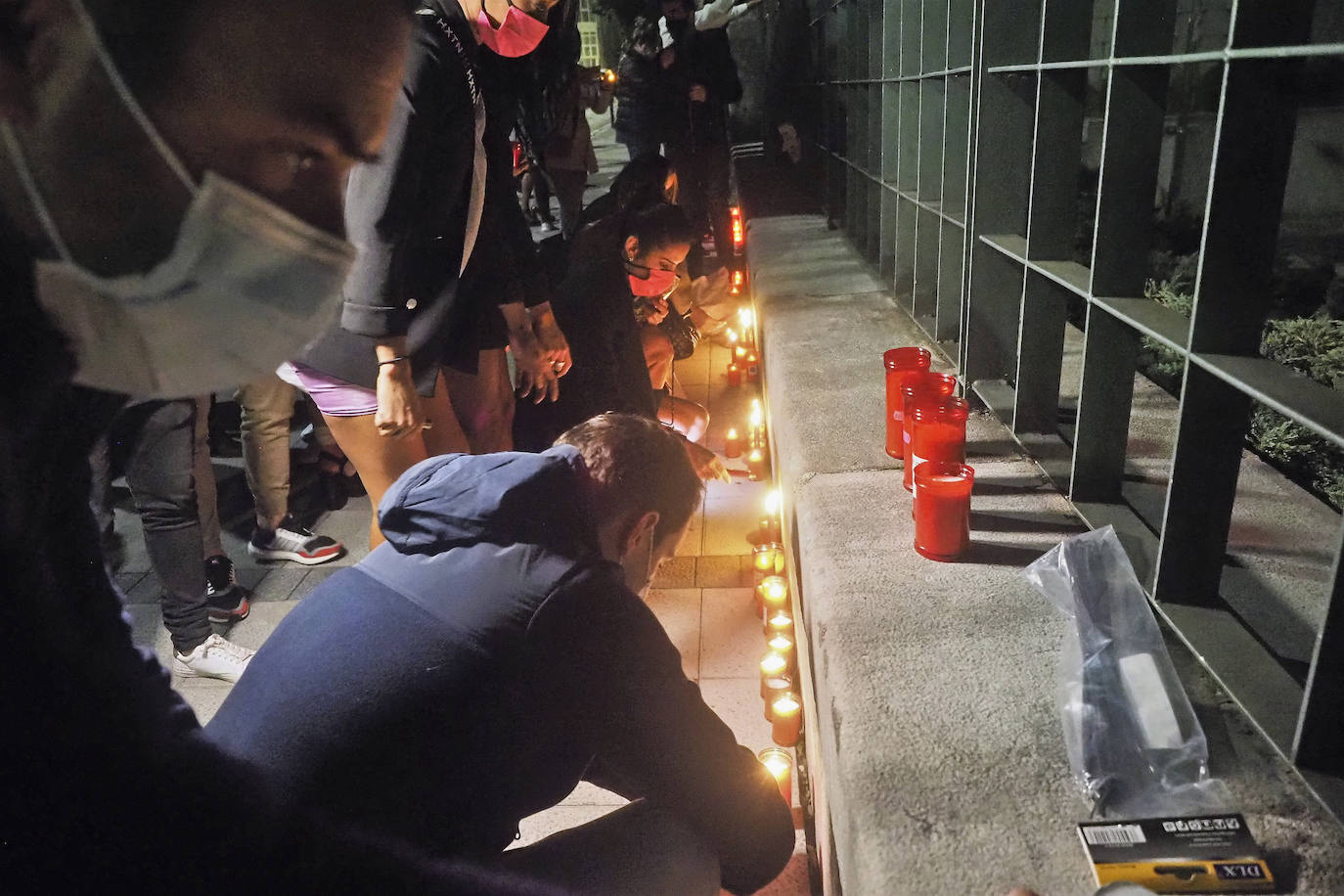 Decenas de trabajadores y empresarios de hostelería protestaron el sábado por la noche en la Plaza de Cañadío con carteles de 'se vende' y las linternas de sus móviles. También colocaron velas frente a la sede del Gobierno regional.