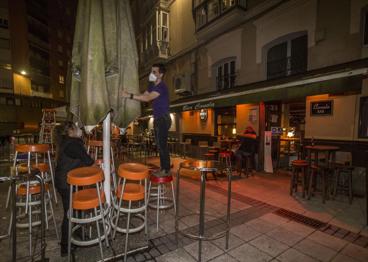 Imagen del cierre de la hostelería en la plaza de Cañadío de Santander, al decretarse el toque de queda. 