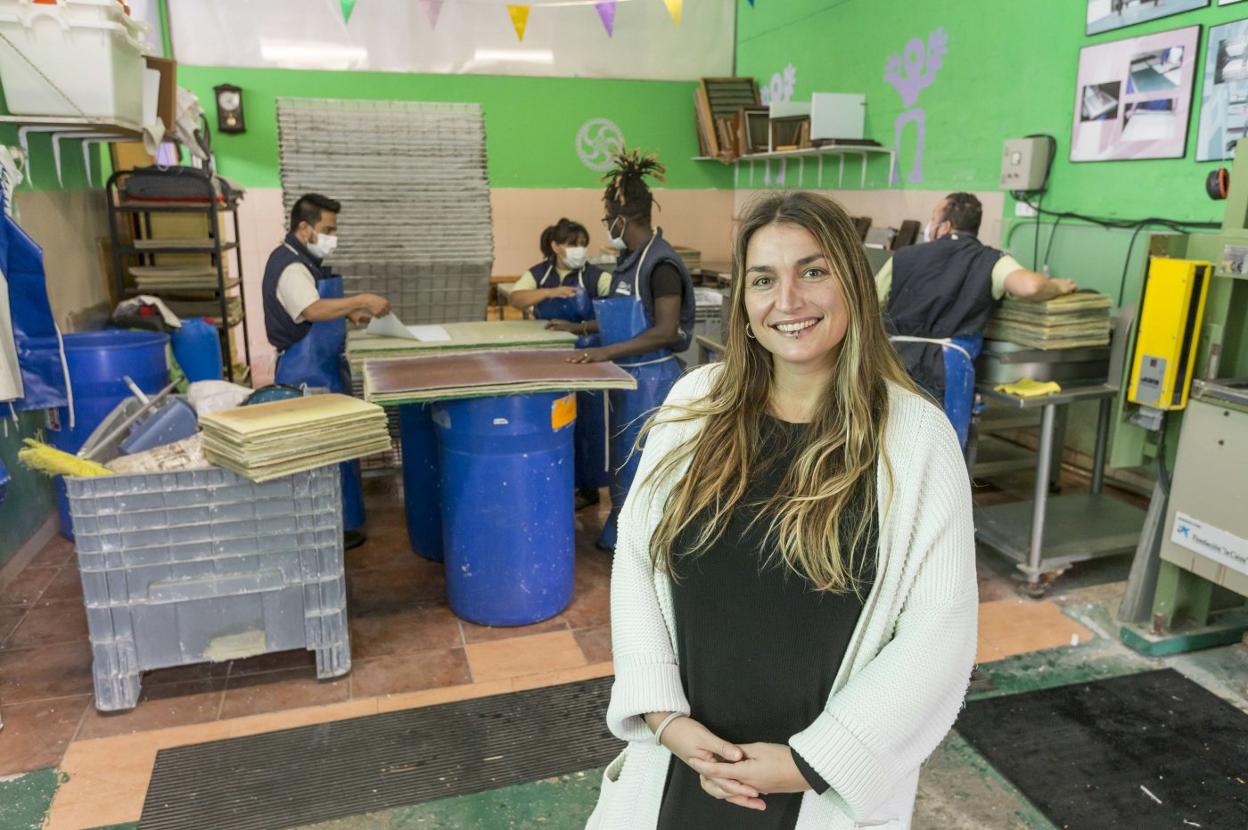 Lucía López-Areal, en el taller de Dínamo, en la sede de la Asociación Ciudadana Cántabra Anti Sida. 