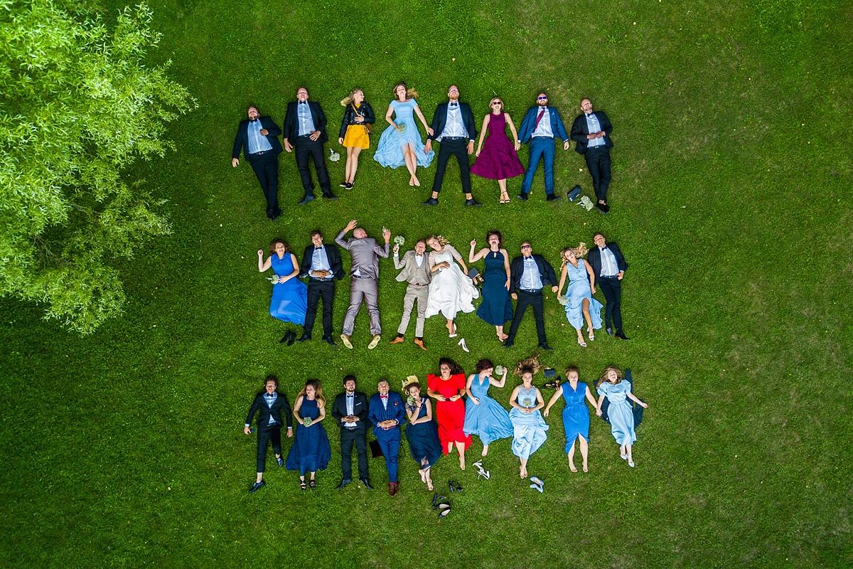 Los drones aportan una nueva dimensión al mundo de la fotografía de bodas, cada día más creativo. Foto de Dmitry Serebryakov.