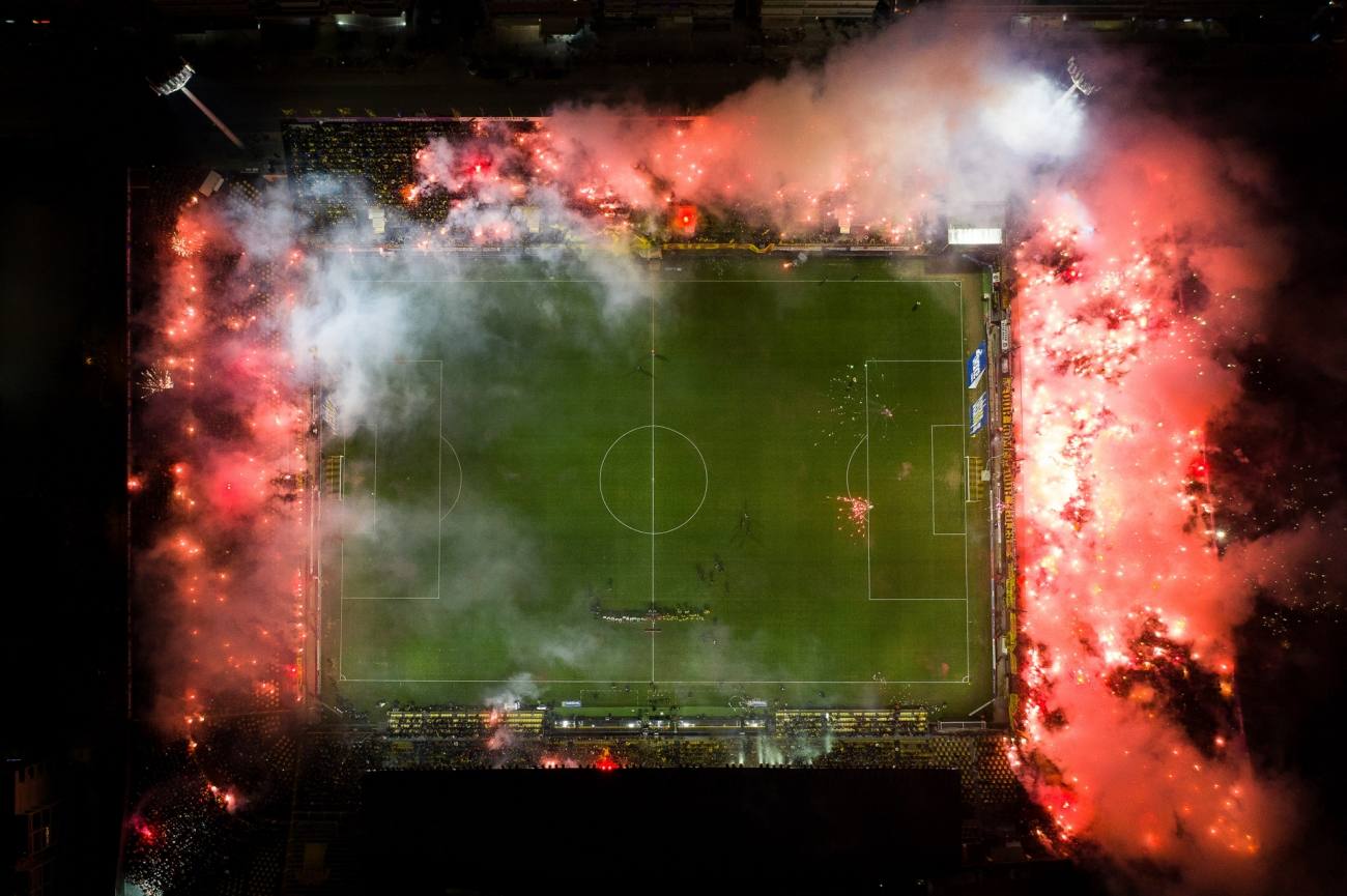 Estadio Kleanthis Vikelidis de Tesalónica en 'llamas' por las bengalas de los aficionados, Grecia.