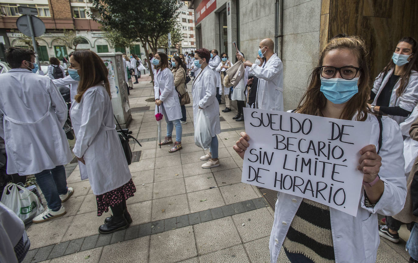 Unos 300 profesionales se ha concentrado este martes ante la sede de la Consejería de Sanidad, coincidiendo con la jornada de huelga de médicos convocada a nivel nacional, para expresar su rechazo al real decreto que permite contratar profesionales sin especialidad y para reclamar un «Pacto por la Sanidad de todos y para todos».